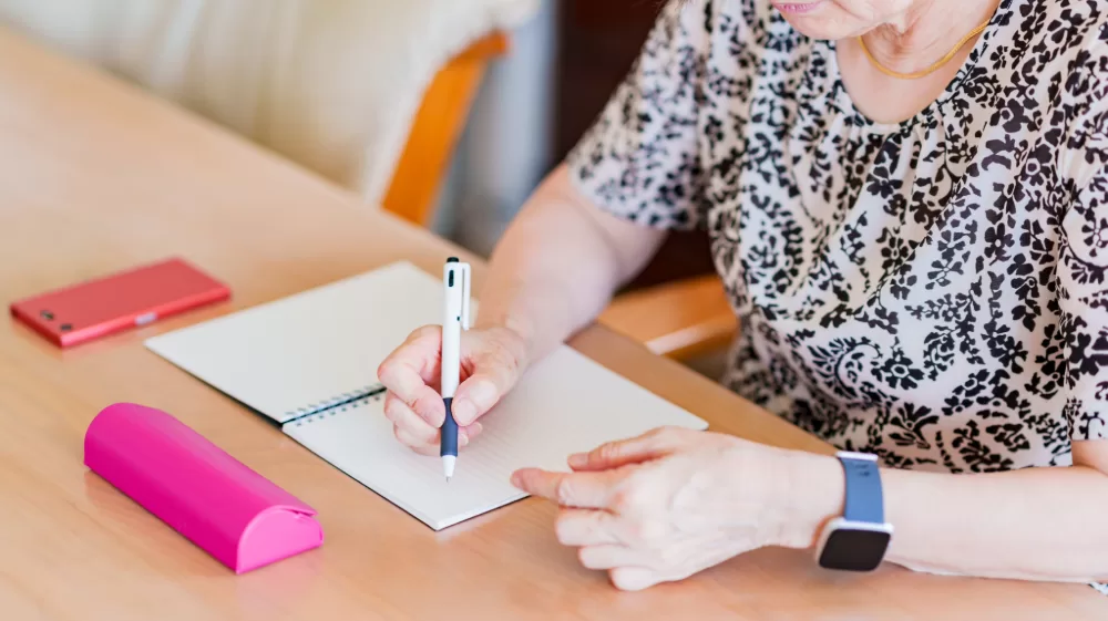 エンディングノートへ自分の意思を記す。