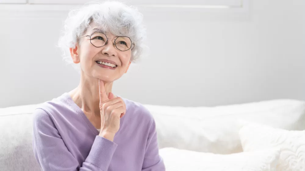 今後を考える女性。